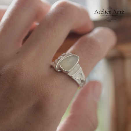 Anillo Asimétrico con Piedra Luna de Seda