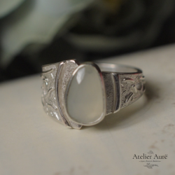 Anillo Asimétrico con Piedra Luna de Seda