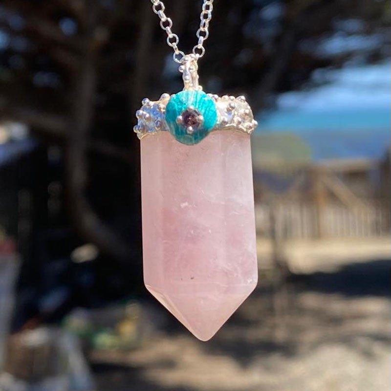 Amuleto Cuarzo Rosa y Concha esmaltada con piedra