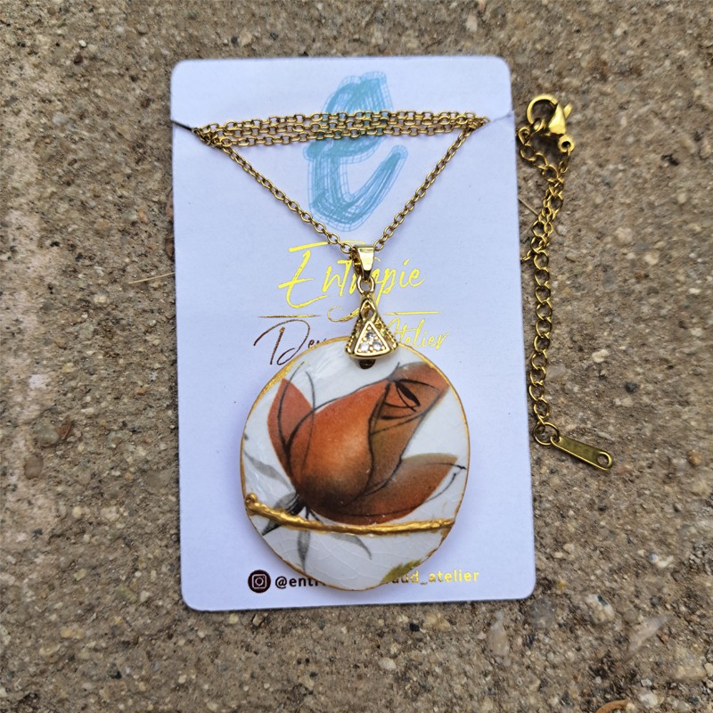 Collar de Porcelana con Rosa