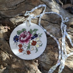 Collar redondo con flores