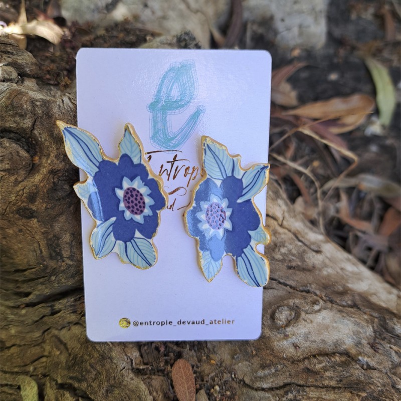 Aros flores y hojas azules