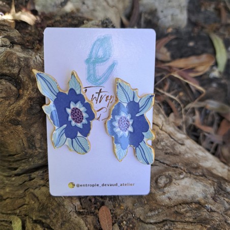 Aros flores y hojas azules