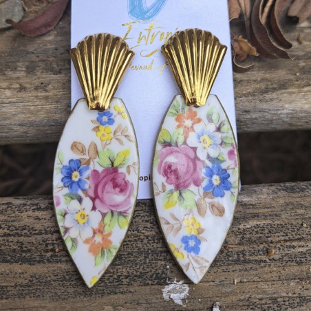 Aros largos, flores de colores