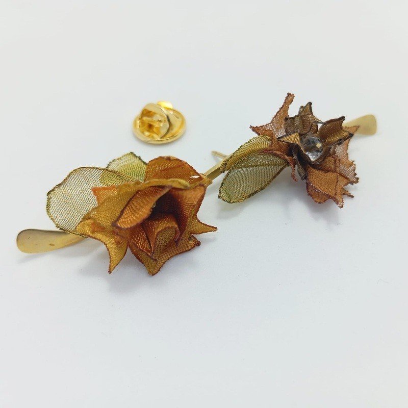 Pin Botón doble en rama dorados