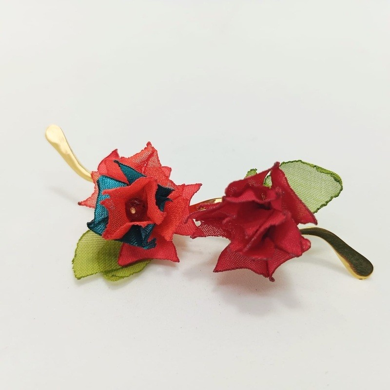 Pin Botón doble en rama rojos y turquesa