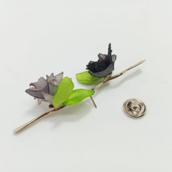 Pin Botón doble en Rama grises