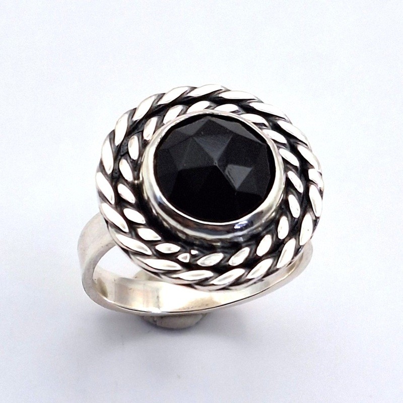 Anillo Ónix negro borde trenza plata
