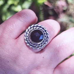 Anillo Ónix negro borde trenza plata