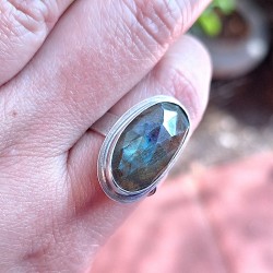 Anillo Labradorita oval borde simple plata