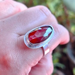 Anillo Granate borde simple plata