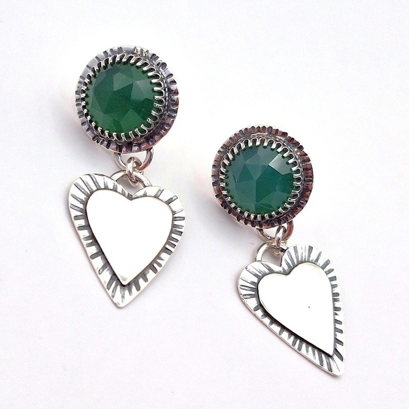 Aros Ónix verde corazones plata
