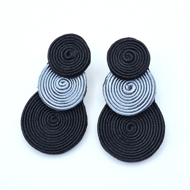 Aros tripe círculo negro y gris soutache