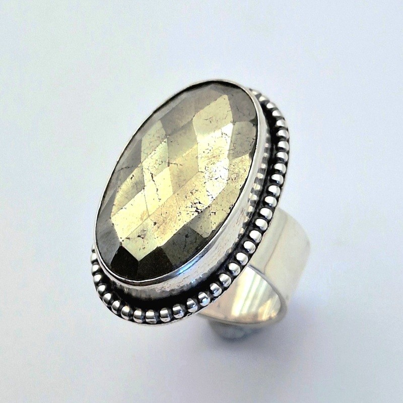 Anillo Pirita oval facetado plata
