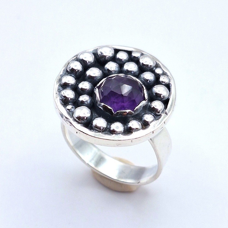 Anillo Amatista redondo pelotitas plata