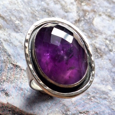 Anillo amatista facetada oval borde plata