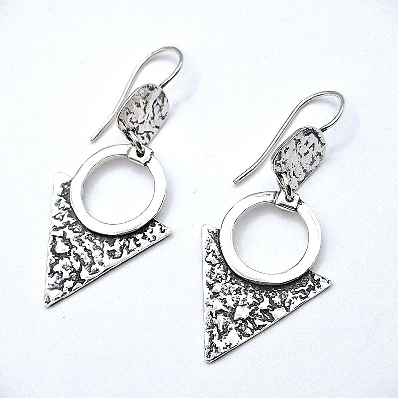 Aros étnicos triángulo textura plata
