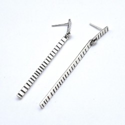 Aros largos líneas verticales plata
