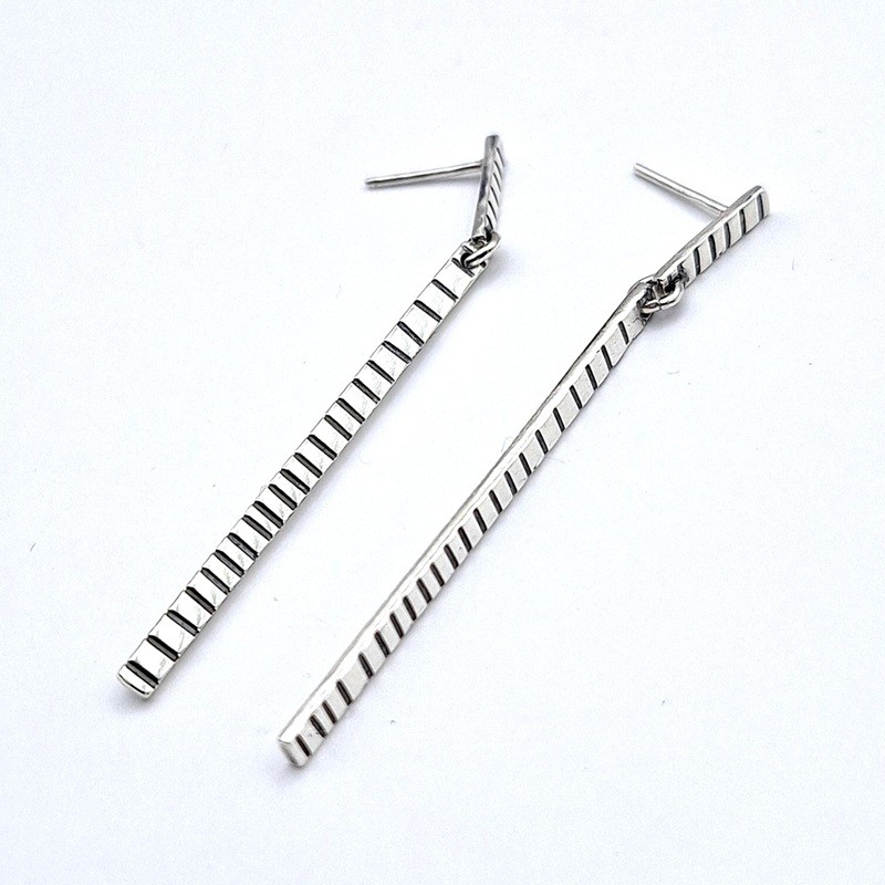 Aros largos líneas verticales plata