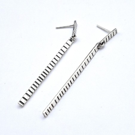 Aros largos líneas verticales plata