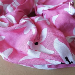 Maxi Scrunchie Rosado Flores blancas