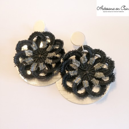 Aros Flor Blanco y Negro base plateada