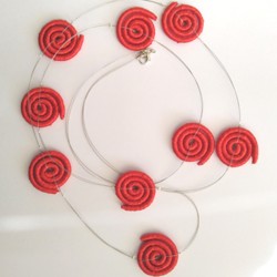 Collar espirales rojo